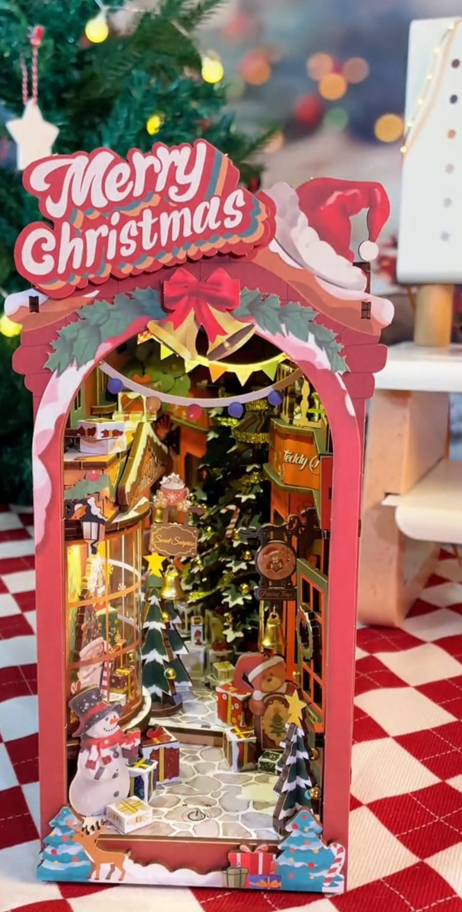 Miniaturowa uliczka bożonarodzeniowa z choinką