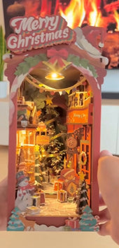 Świąteczny Book Nook z LED zapalony, zdjęcie na żywo