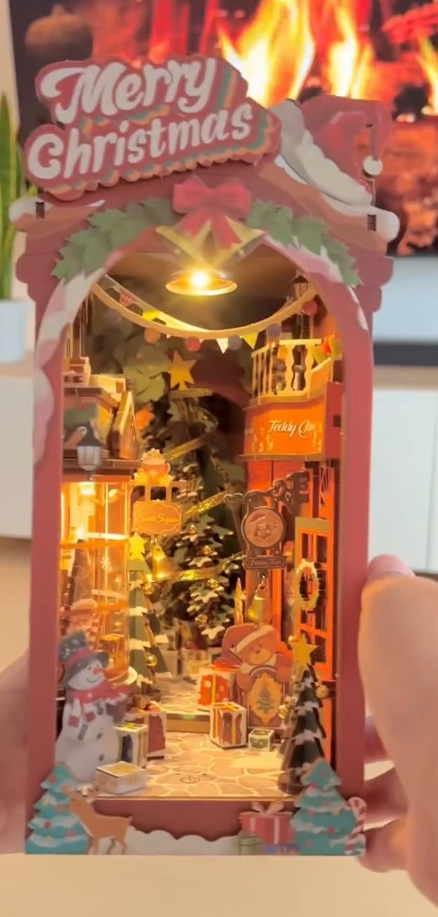 Świąteczny Book Nook z LED zapalony, zdjęcie na żywo